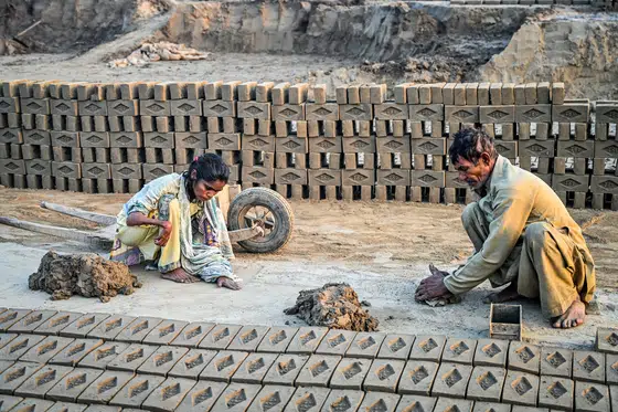 Bonded labour at a Pakistani brick kiln