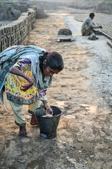 Bonded labour at a Pakistani brick kiln